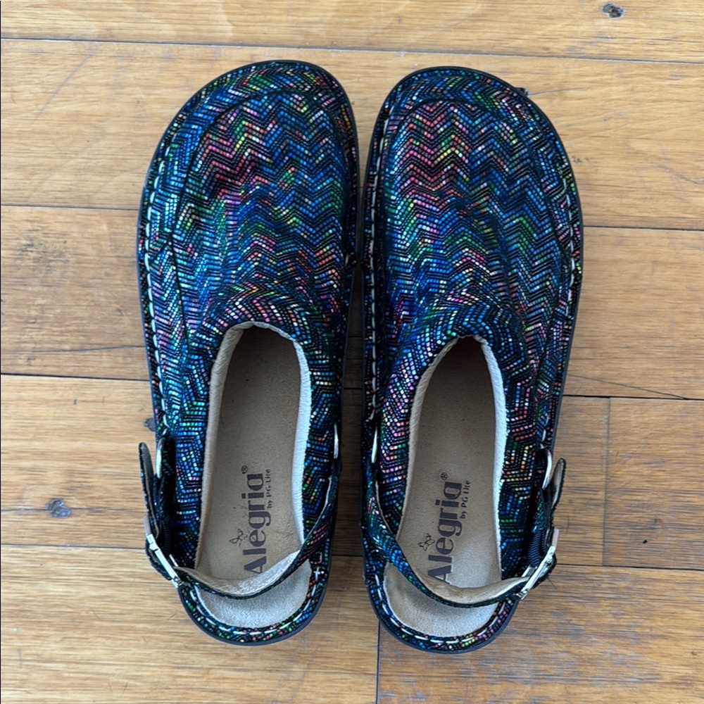 ✨ Alegria by PG Lite Clogs – Size 40 – Multicolor Chevron Print
